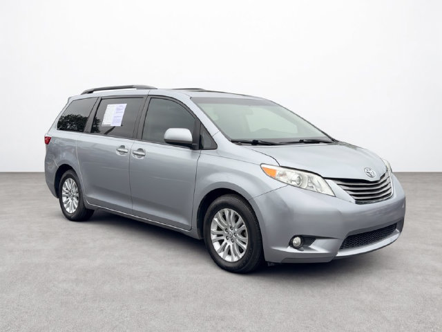 Used 2017 Toyota Sienna XLE Premium FWD image 7