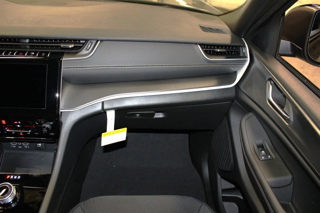 New 2025 Jeep Grand Cherokee Laredo X w/ Luxury Tech Group I image 29