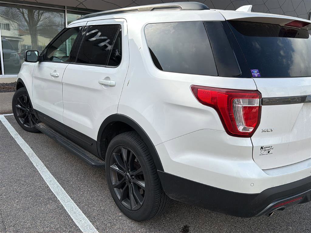 Used 2017 Ford Explorer XLT w/ XLT Appearance Package image 3