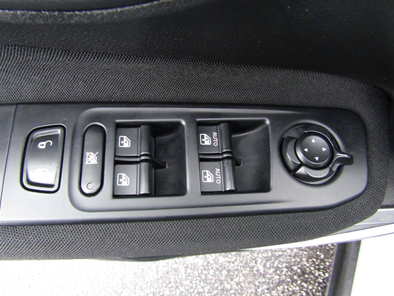 Used 2018 Jeep Renegade Latitude w/ Cold Weather Group FWD image 11