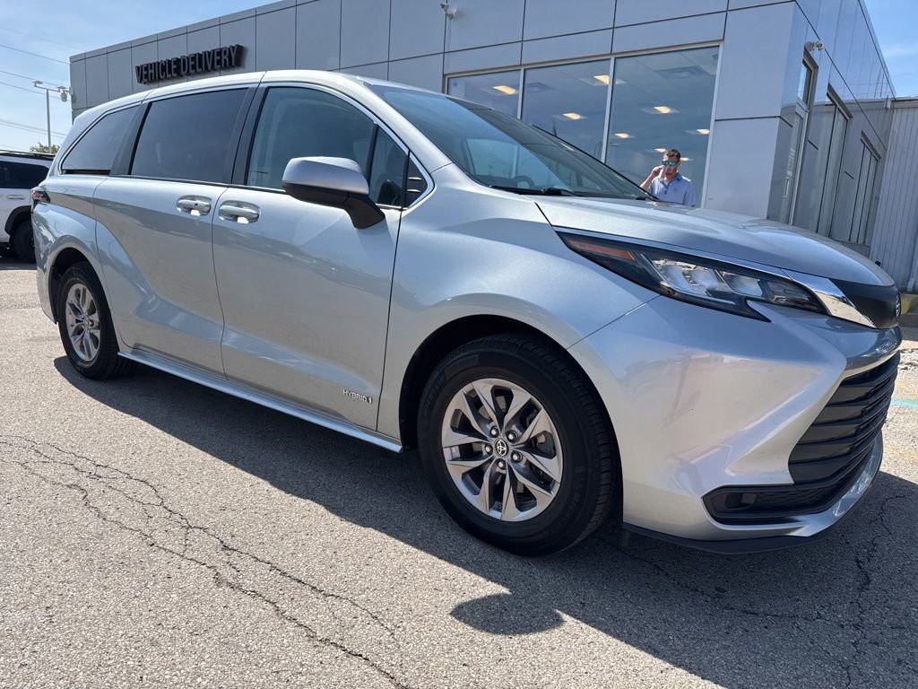 Used 2021 Toyota Sienna LE FWD image 1