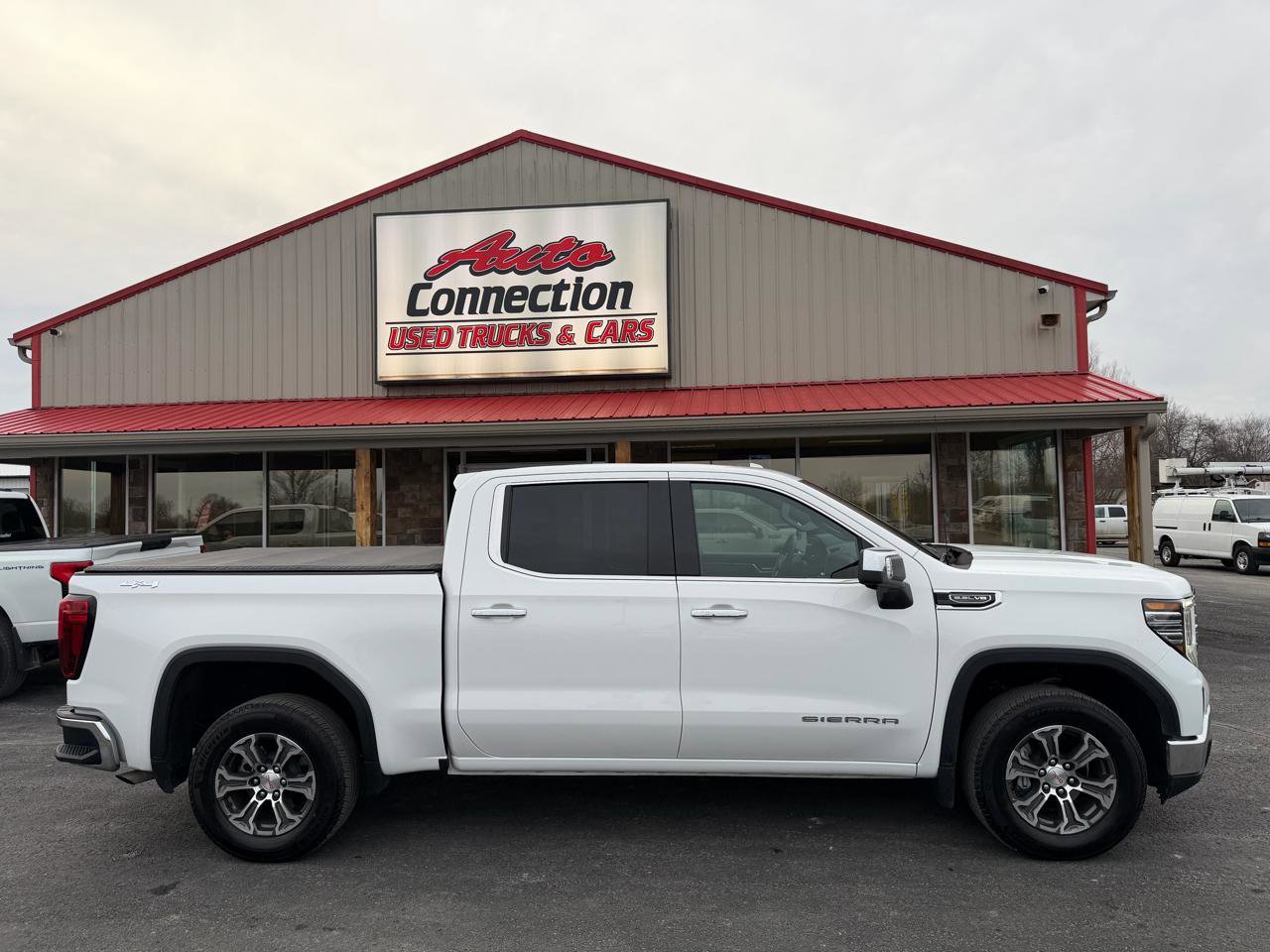 Used 2026 GMC Sierra 1500 SLT image 3
