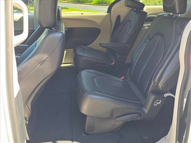 Used 2023 Chrysler Pacifica Touring-L FWD image 10