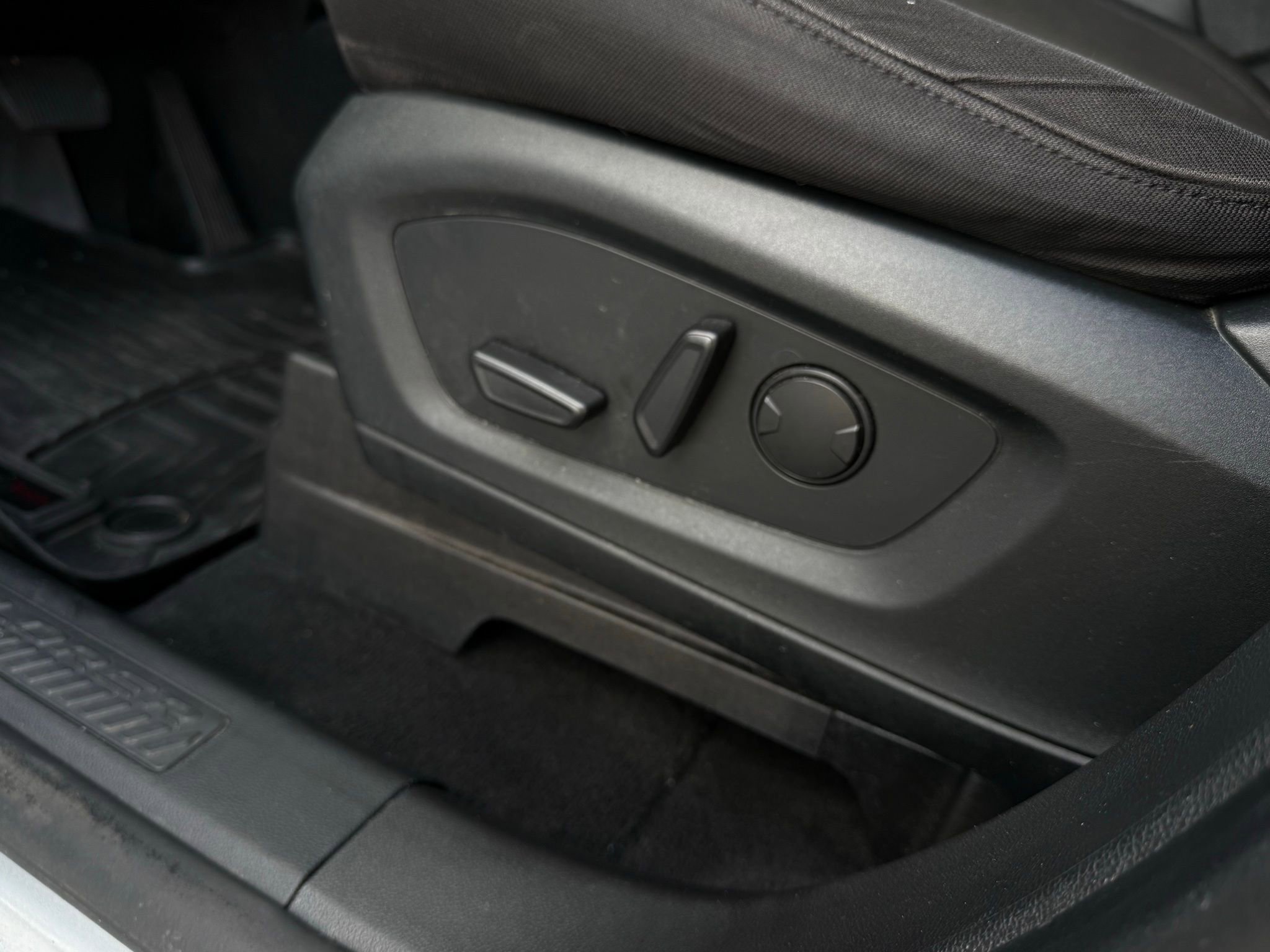 Used 2020 Ford Explorer XLT image 31