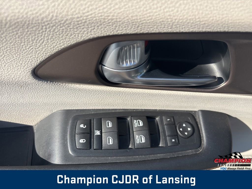Used 2017 Chrysler Pacifica Touring FWD image 15
