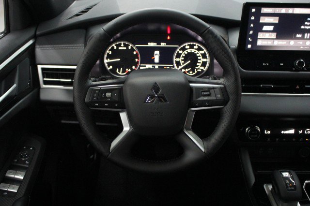 New 2026 Mitsubishi Outlander LE FWD image 17