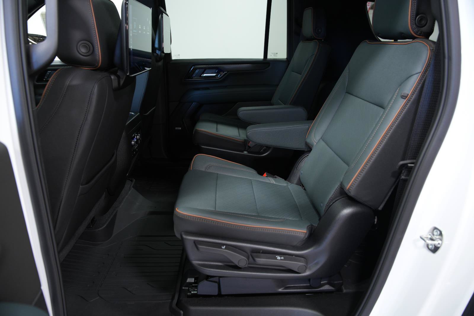 New 2026 GMC Yukon XL AT4 w/ AT4 Premium Plus Package AWD/4WD image 22