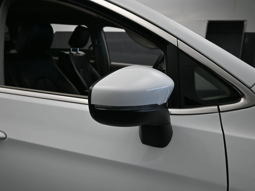Used 2023 Chrysler Pacifica Touring-L image 44