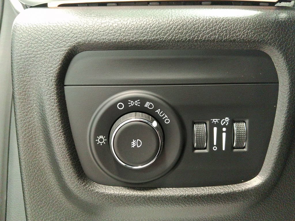 Used 2023 Jeep Grand Cherokee Limited AWD/4WD image 17
