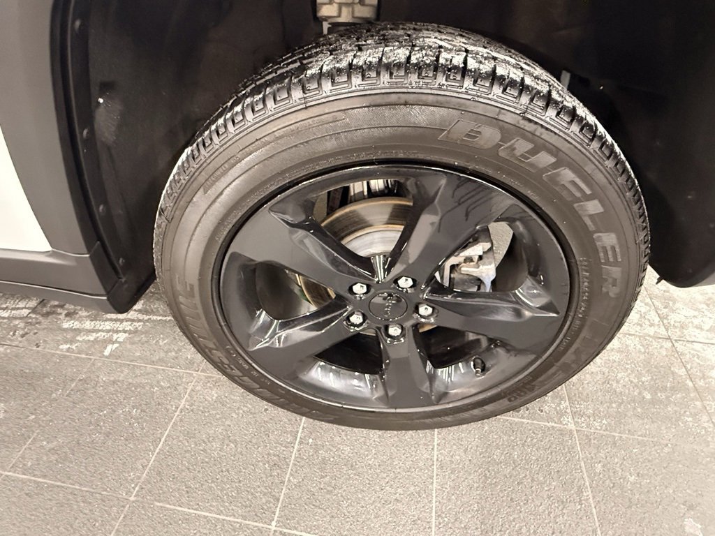 Certified 2025 Jeep Grand Cherokee Altitude image 43