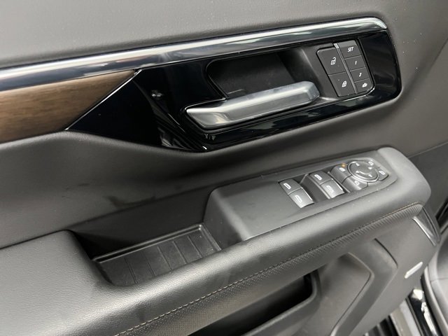 Used 2025 Chevrolet Suburban High Country image 21