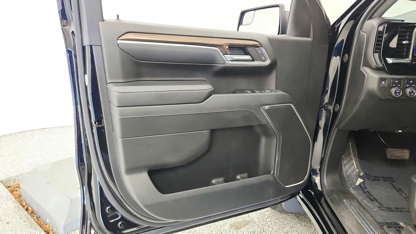Used 2024 Chevrolet Silverado 1500 LT AWD/4WD image 25