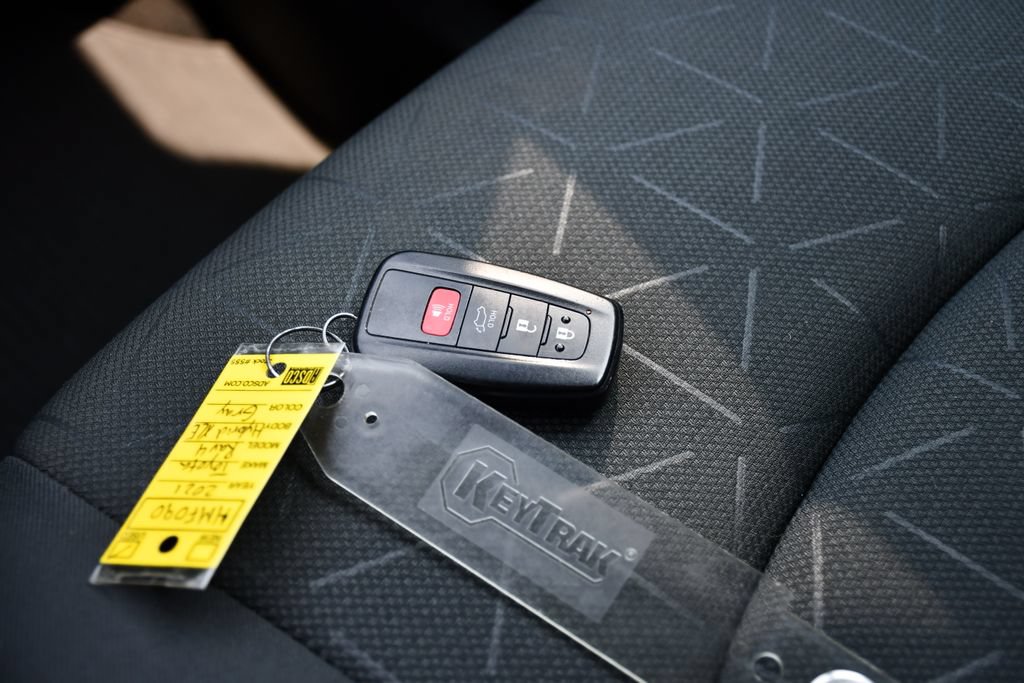 Used 2021 Toyota RAV4 XLE w/ Convenience Package AWD/4WD image 19