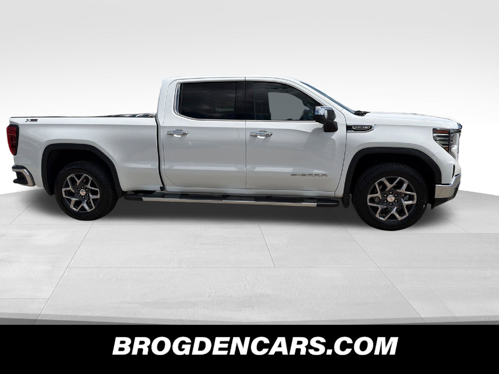 Used 2023 GMC Sierra 1500 SLT w/ SLT Premium Package AWD/4WD image 2