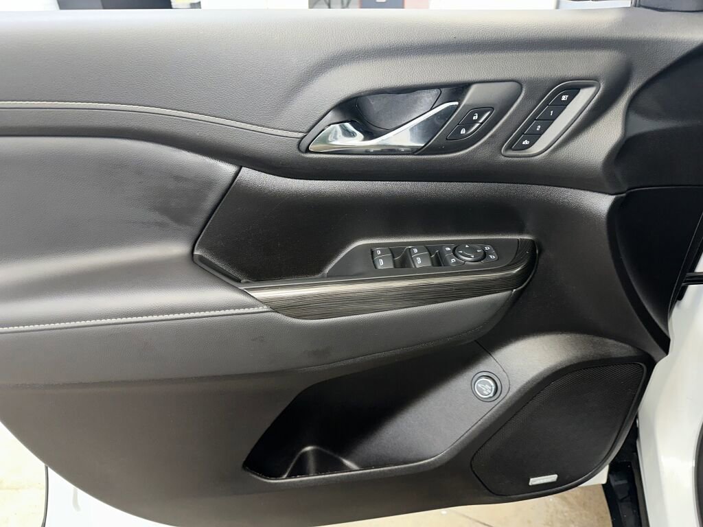 Certified 2023 GMC Acadia SLT w/ Preferred Package image 5