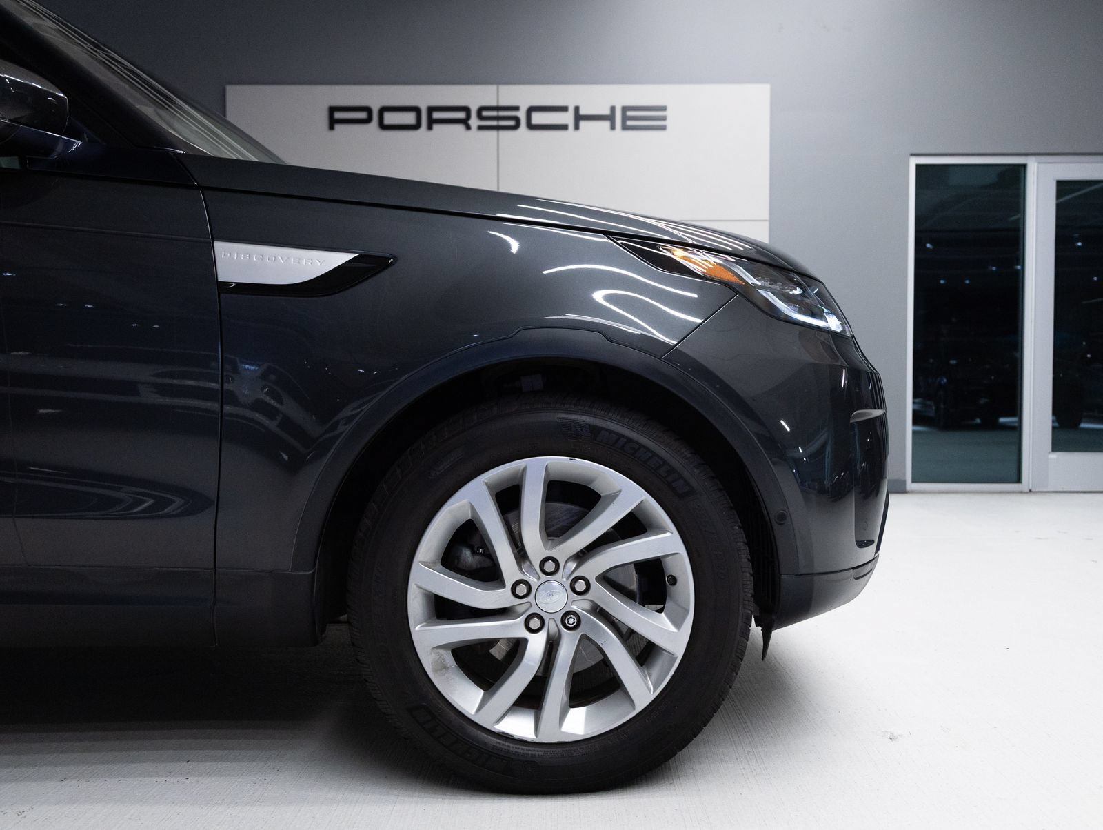 Used 2019 Land Rover Discovery HSE AWD/4WD image 11