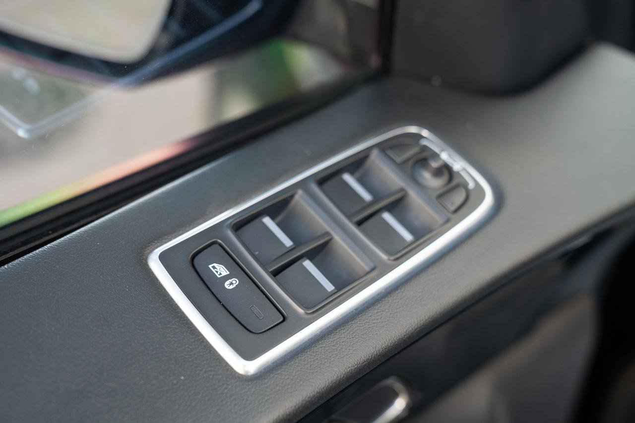 Used 2017 Jaguar F-PACE Premium image 21