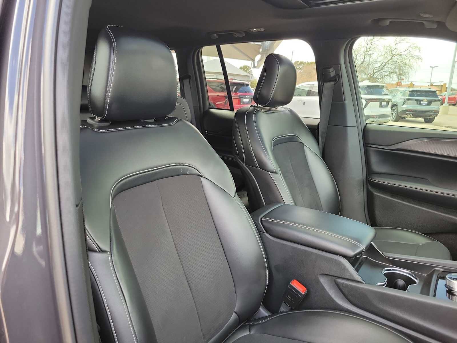 Used 2023 Jeep Grand Cherokee Altitude image 10