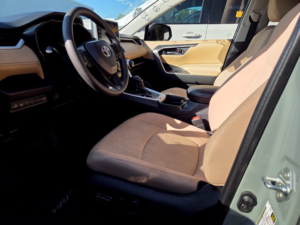 Used 2020 Toyota RAV4 XLE w/ Convenience Package FWD image 5