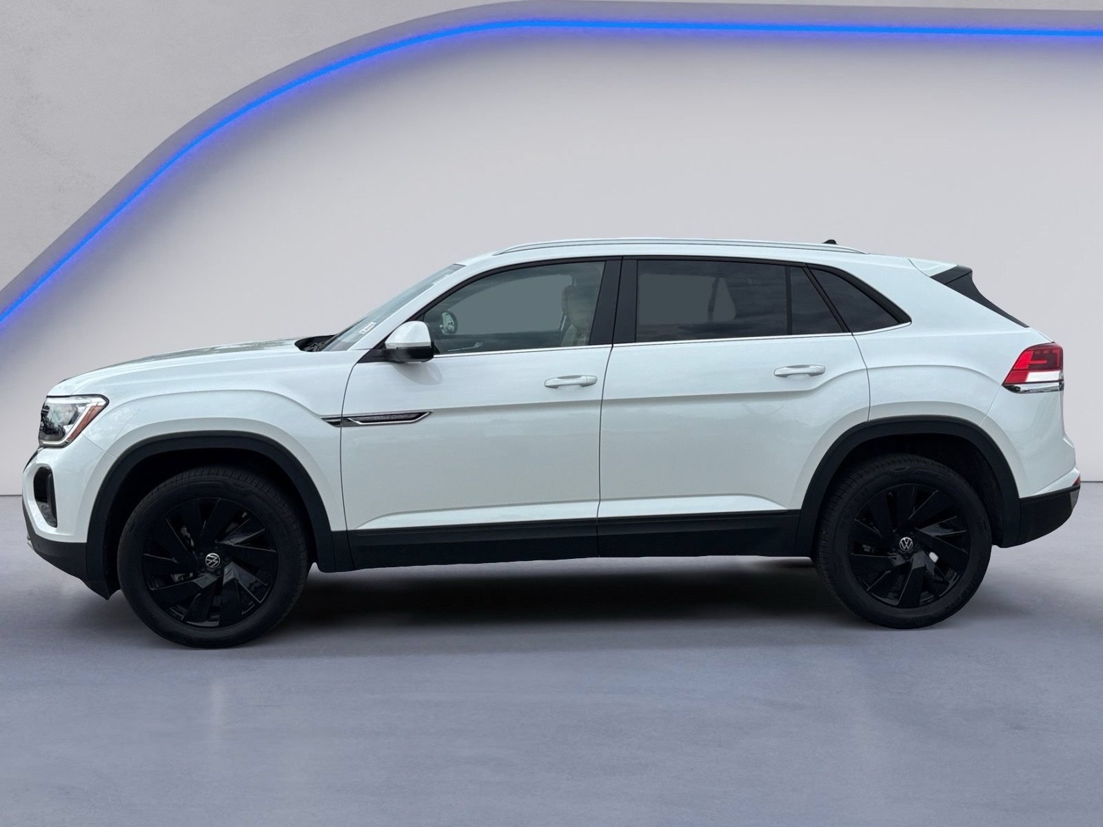 Used 2026 Volkswagen Atlas Cross Sport SE w/ Black Wheel Package FWD image 3
