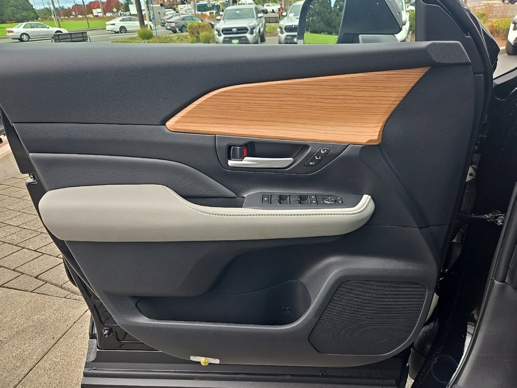 New 2026 Toyota Grand Highlander AWD image 17
