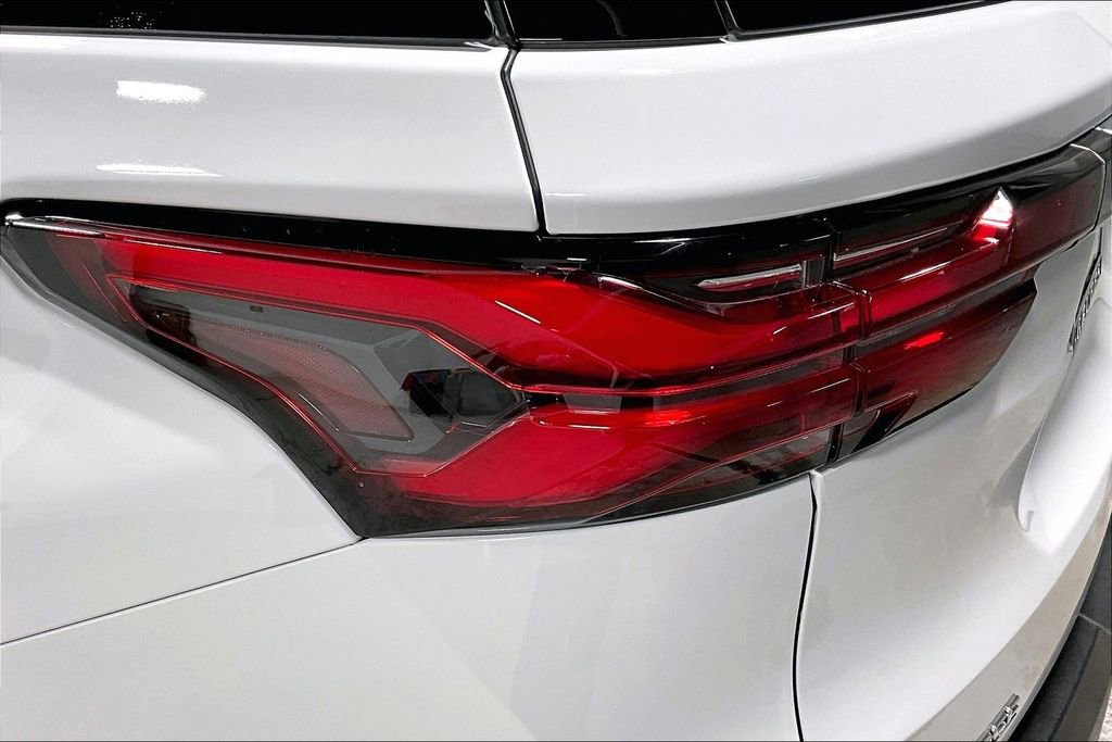 Used 2023 Chevrolet Traverse LT FWD image 39