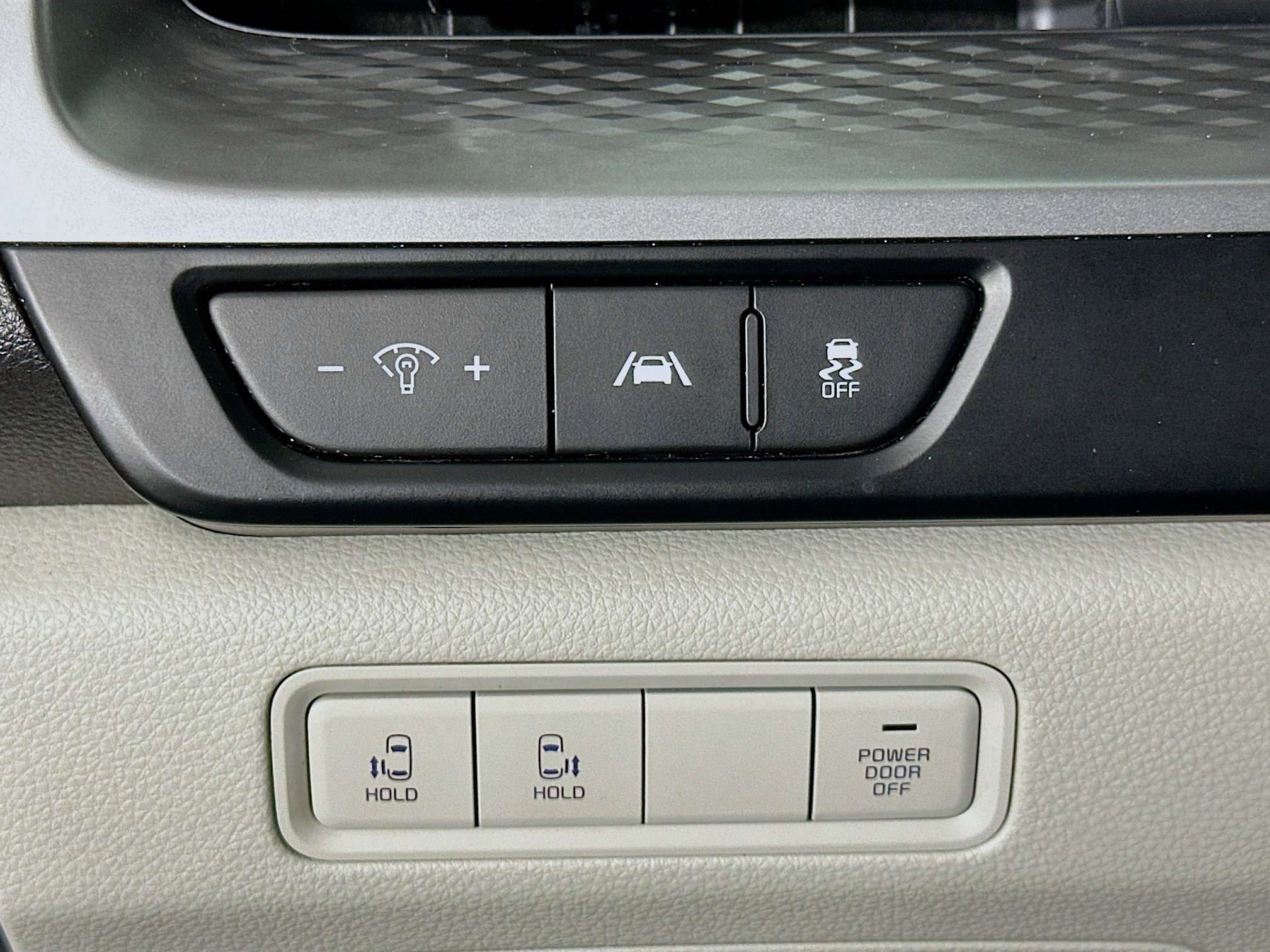 Used 2024 Kia Carnival LX image 17