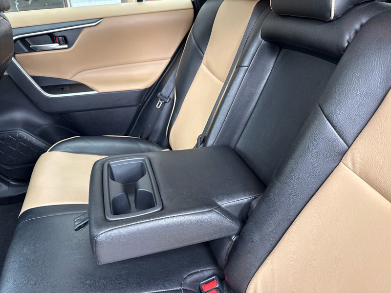 Used 2020 Toyota RAV4 XLE image 19