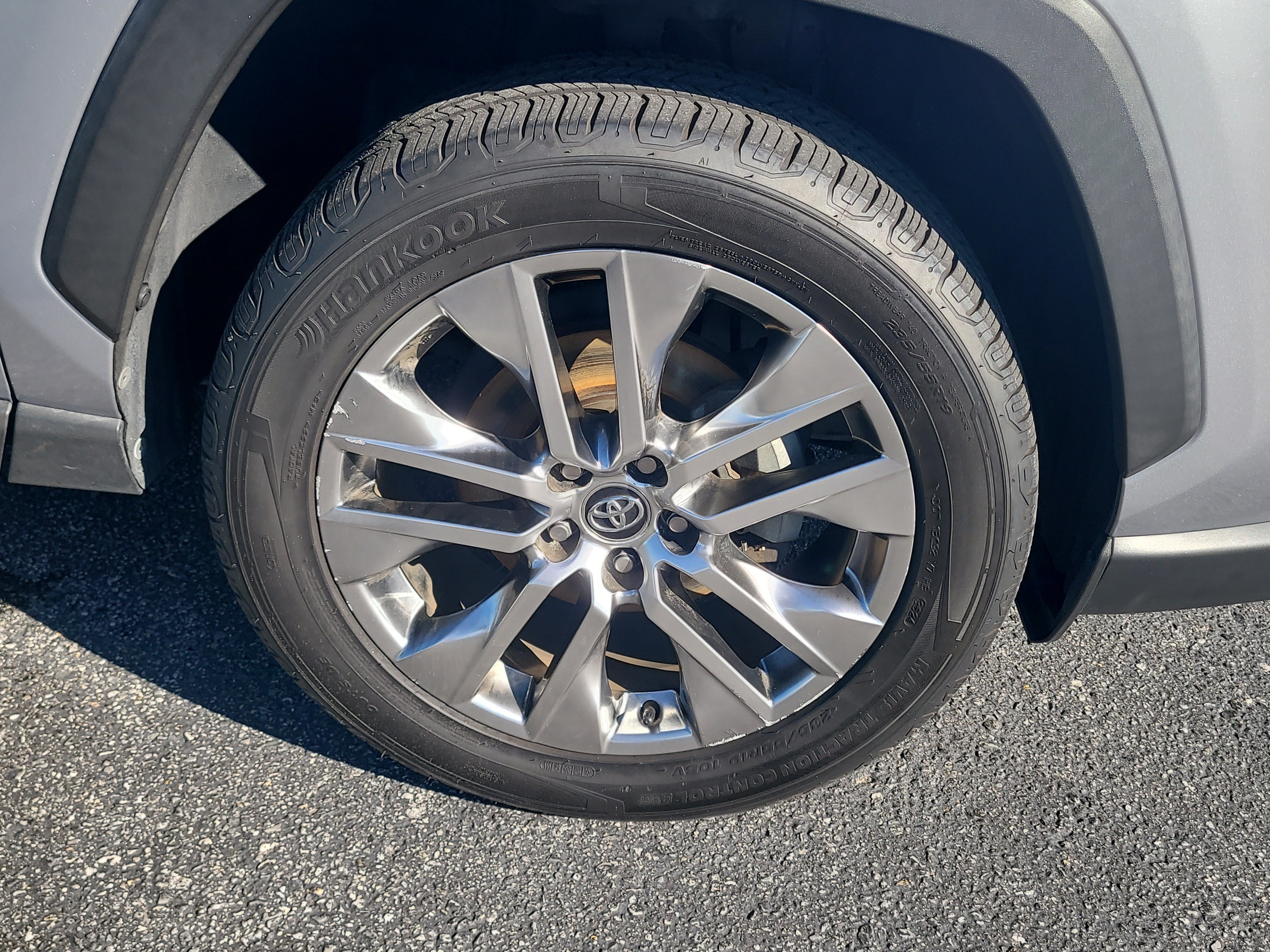 Used 2020 Toyota RAV4 XLE Premium FWD image 9