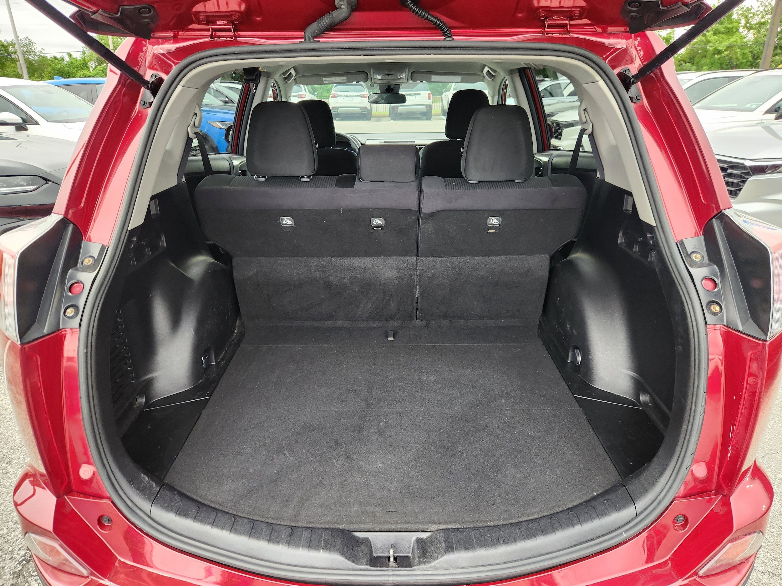 Used 2018 Toyota RAV4 LE w/ All Weather Liner Package AWD/4WD image 18