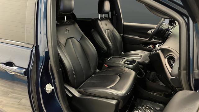Used 2024 Chrysler Pacifica Select image 24