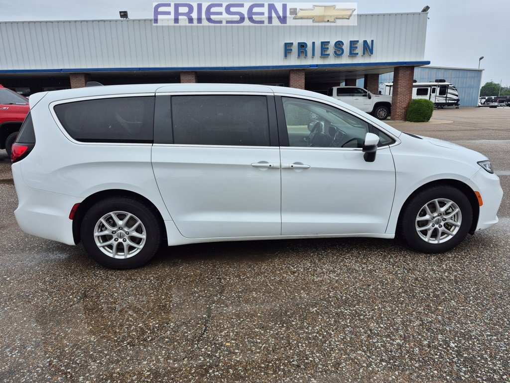 Used 2023 Chrysler Pacifica Touring-L image 7