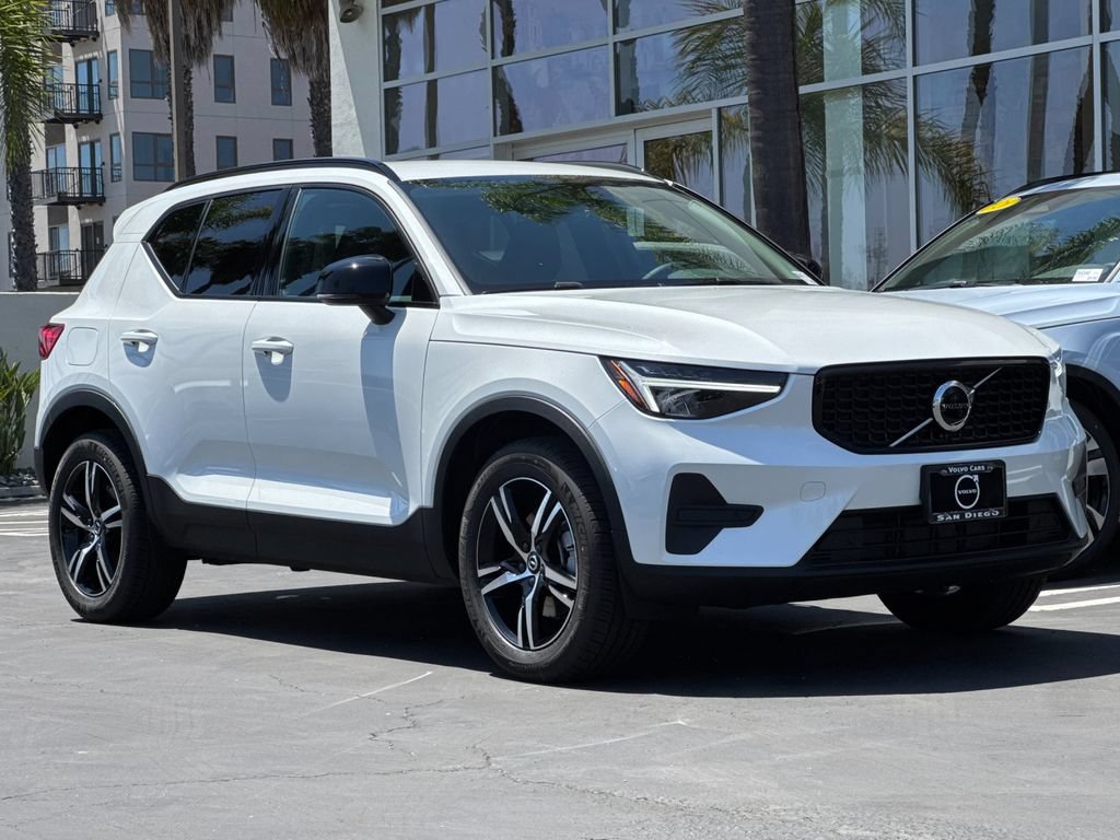 New 2026 Volvo XC40 B5 Core w/ Climate Package AWD/4WD image 7