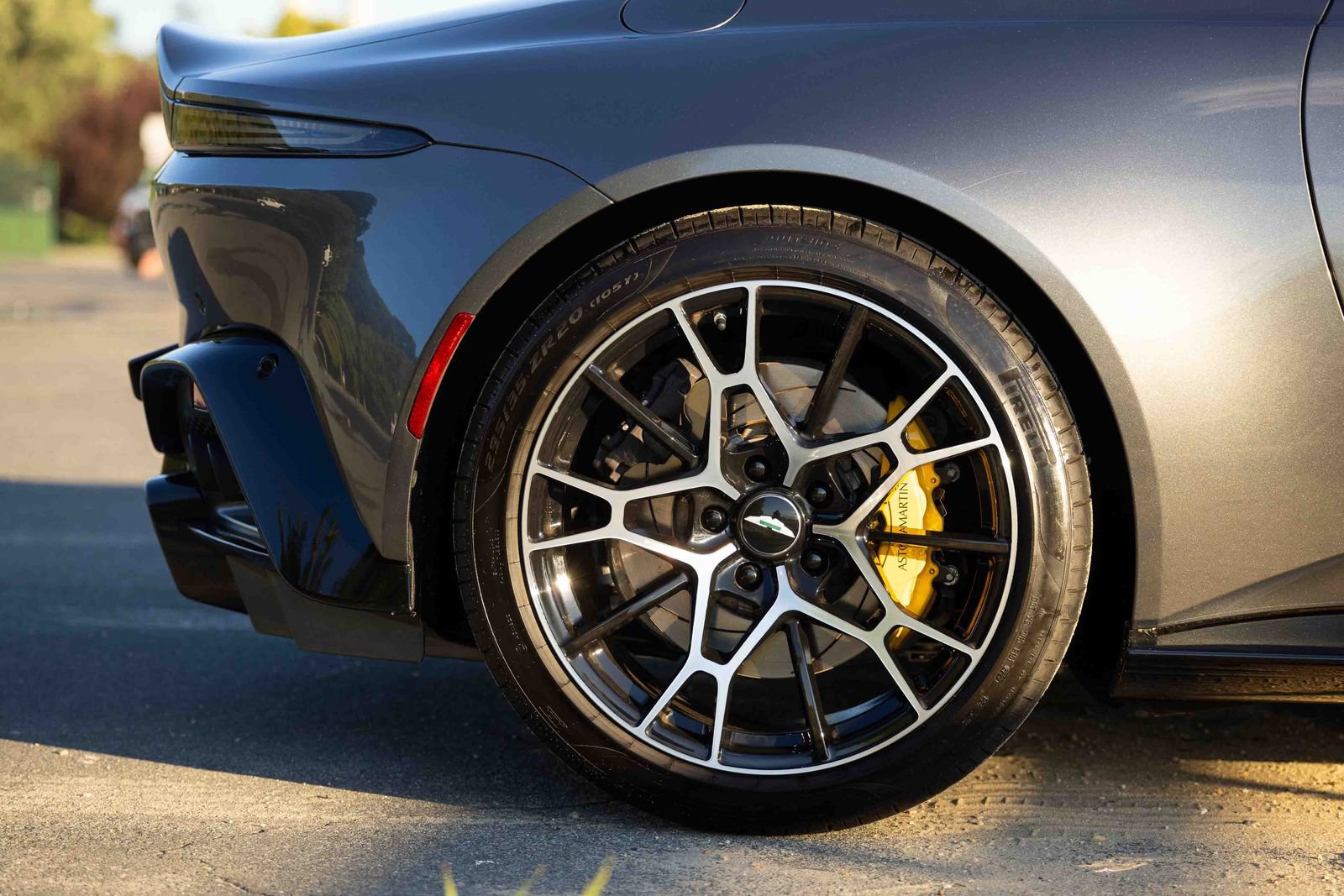 Used 2023 Aston Martin V8 Vantage Roadster RWD image 40