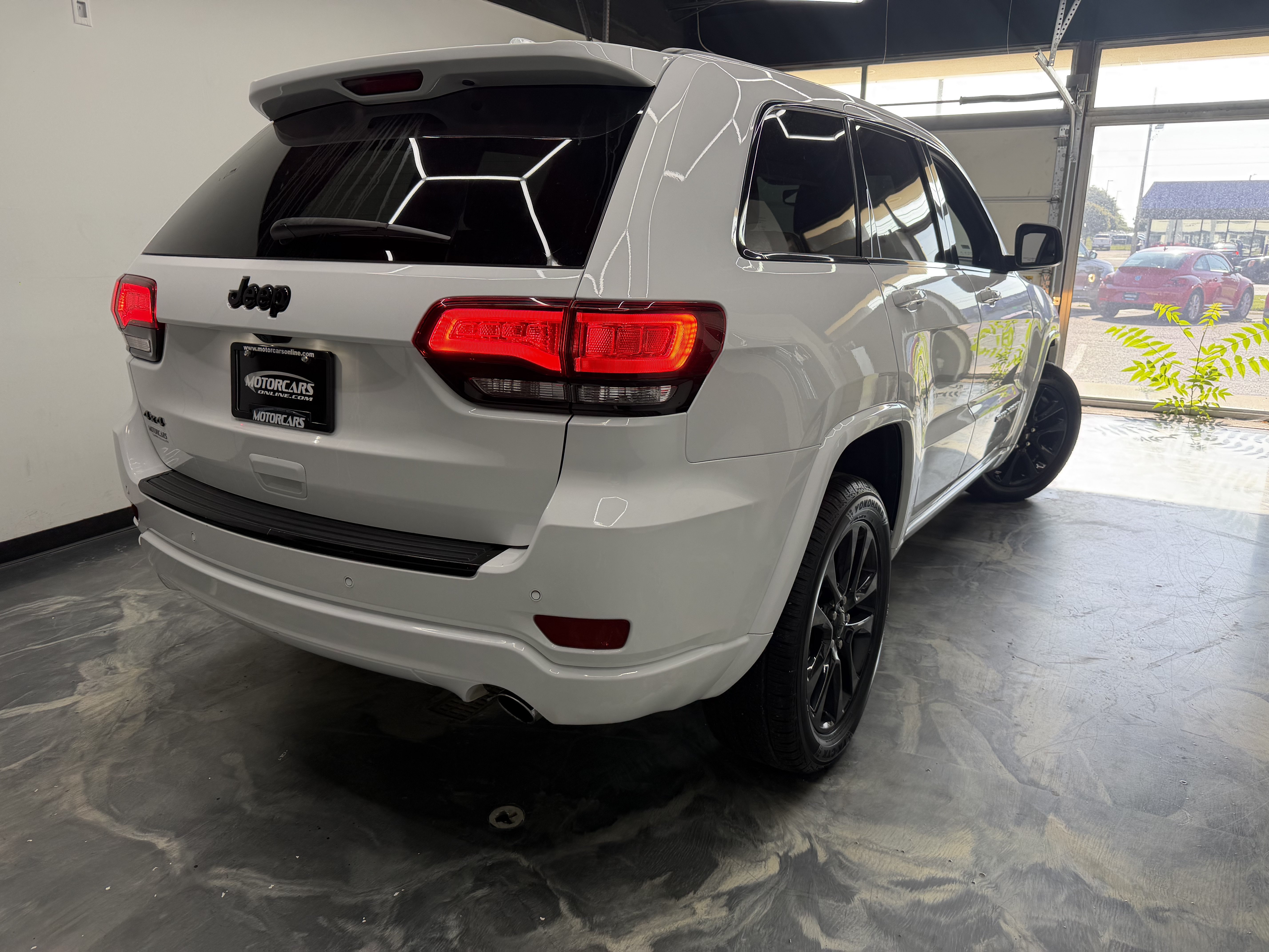 Used 2017 Jeep Grand Cherokee Altitude AWD/4WD image 3