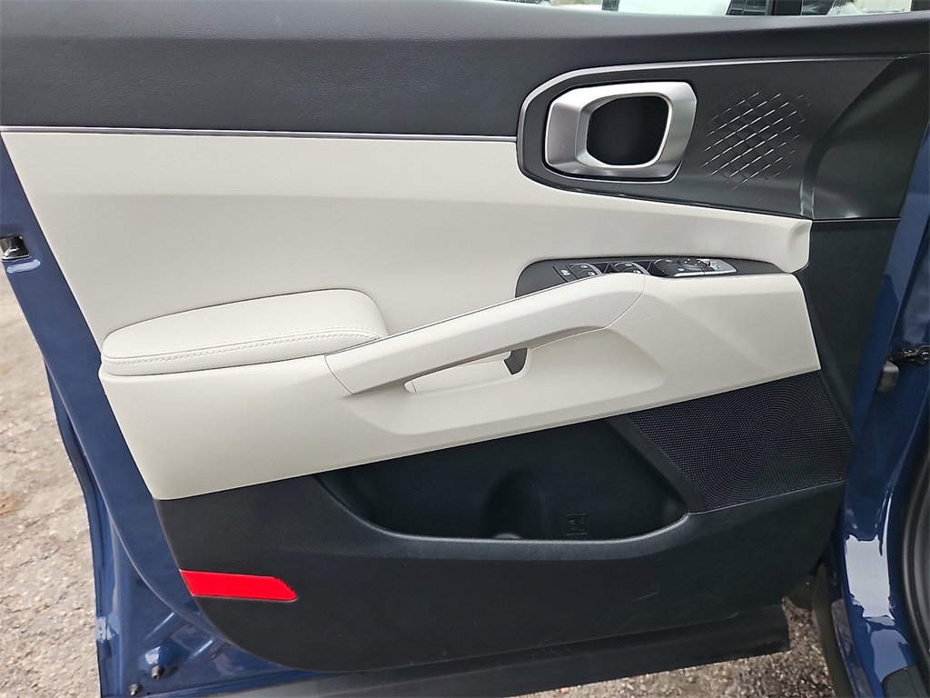 Certified 2025 Kia Sorento S w/ Panoramic Sunroof Package image 14