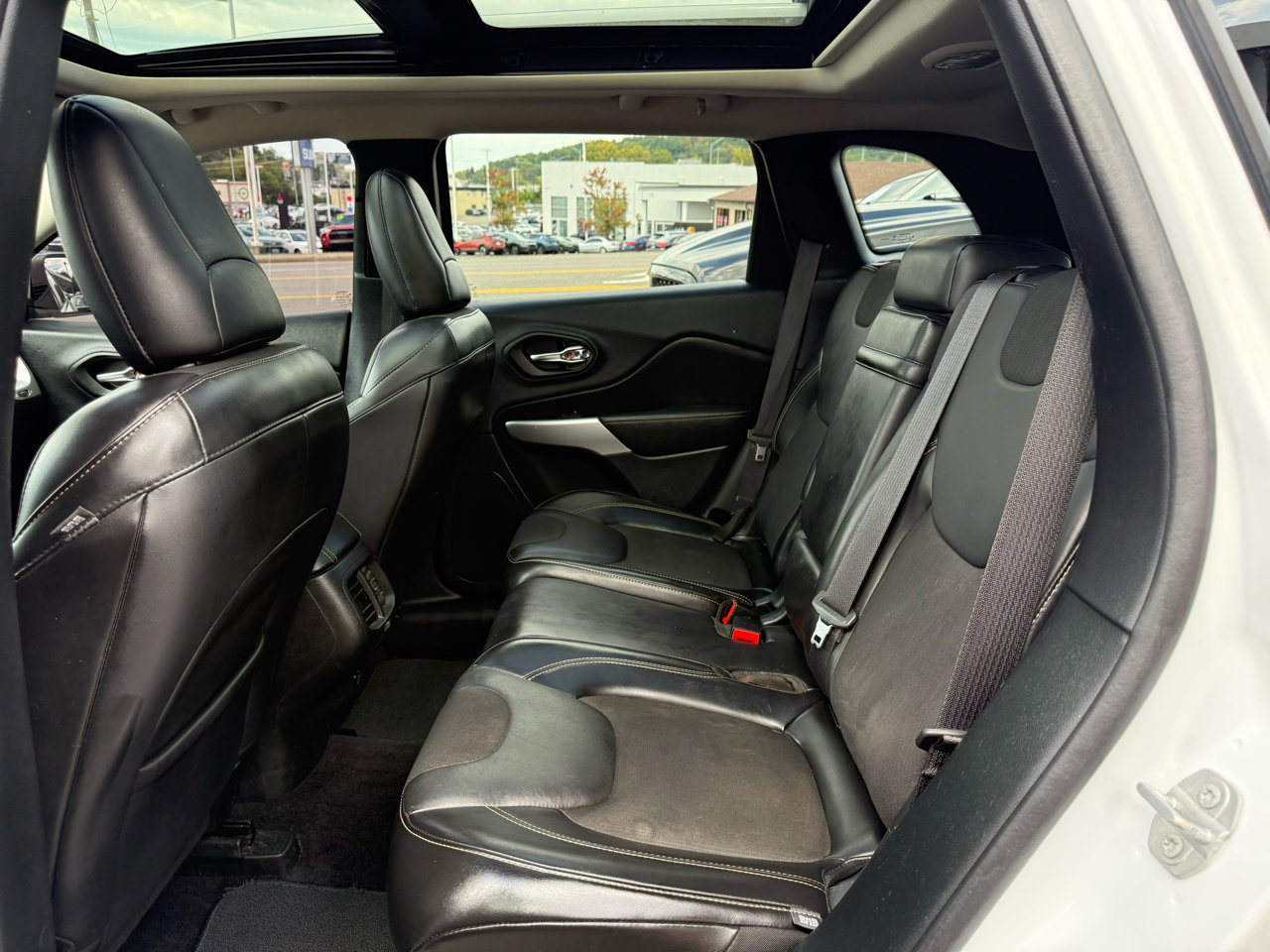 Used 2018 Jeep Cherokee Latitude Plus w/ Comfort/Convenience Group image 23