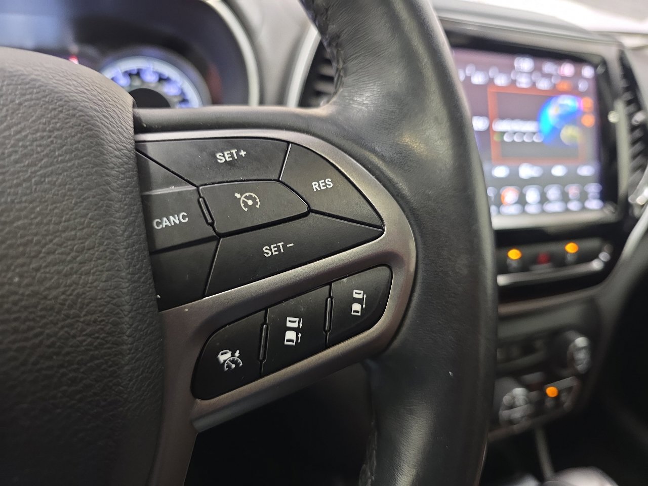 Used 2019 Jeep Cherokee Overland w/ Technology Group image 49