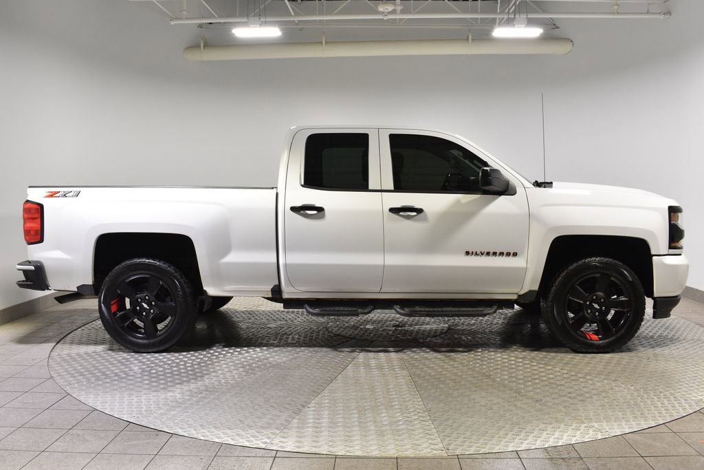 Used 2018 Chevrolet Silverado 1500 LT w/ Redline Edition image 9