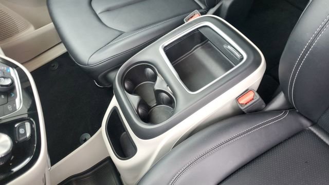 Certified 2024 Chrysler Pacifica Touring-L image 19