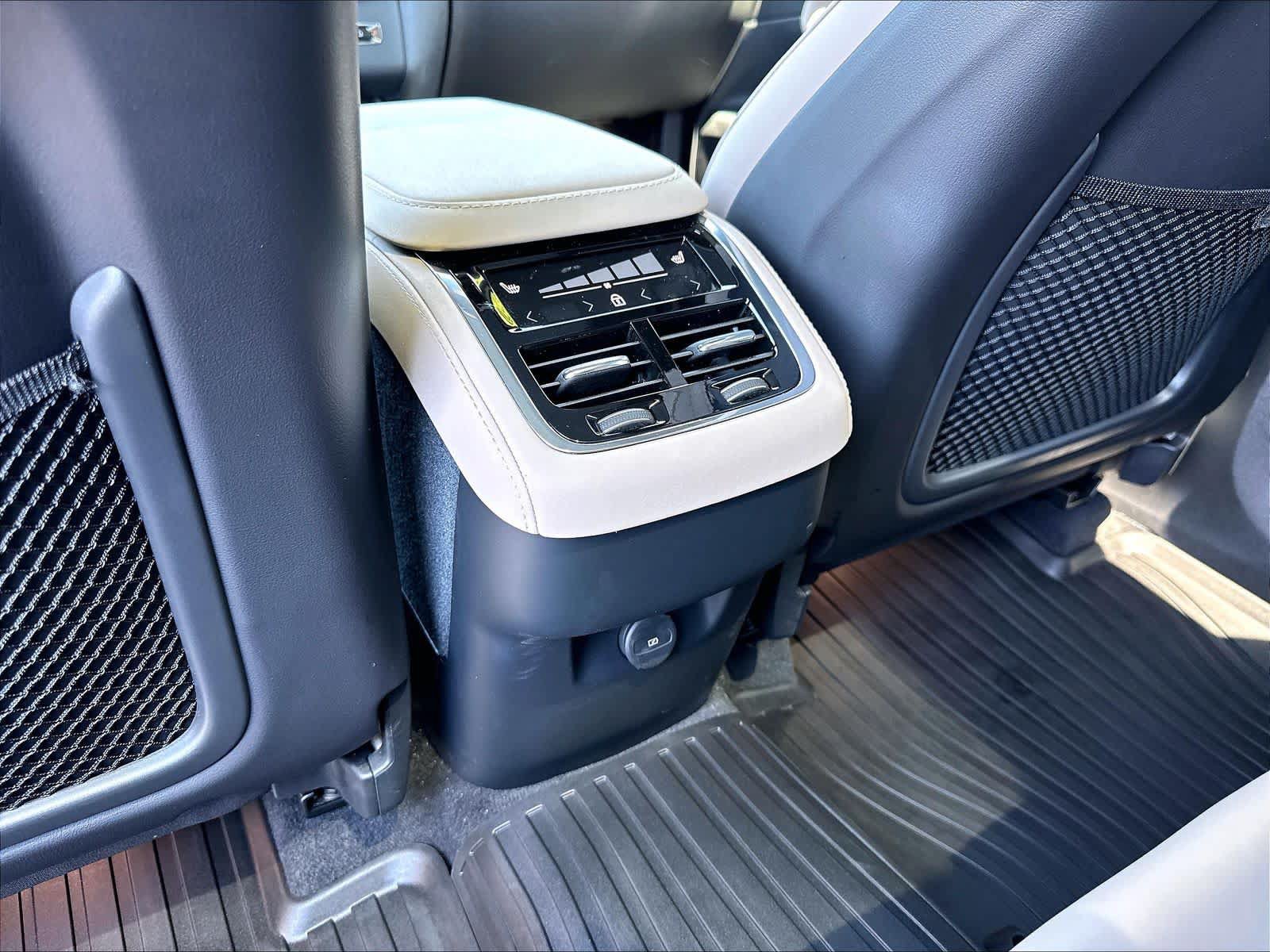 Used 2026 Volvo XC90 B6 Plus w/ Protection Package Premier AWD/4WD image 39