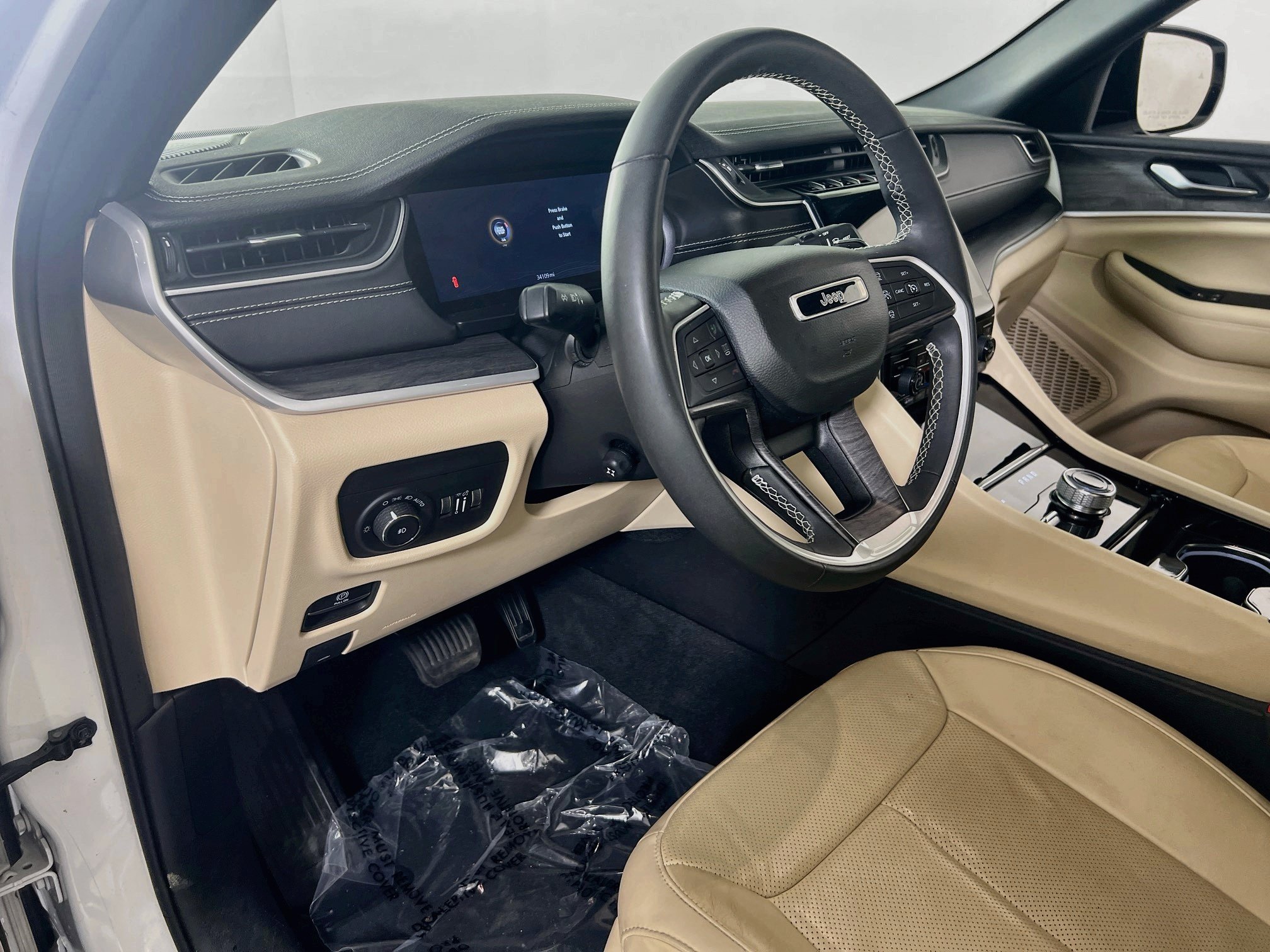 Used 2023 Jeep Grand Cherokee Limited w/ Luxury Tech Group II AWD/4WD image 9