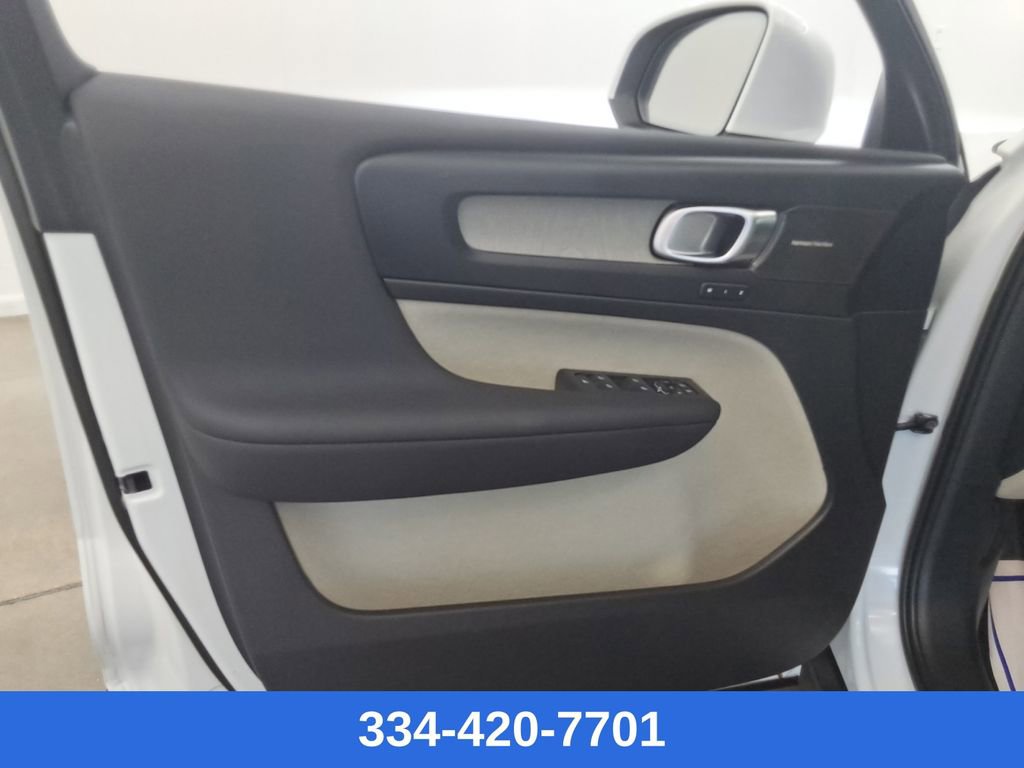 Certified 2023 Volvo XC40 B5 Ultimate w/ Protection Package Premier image 17