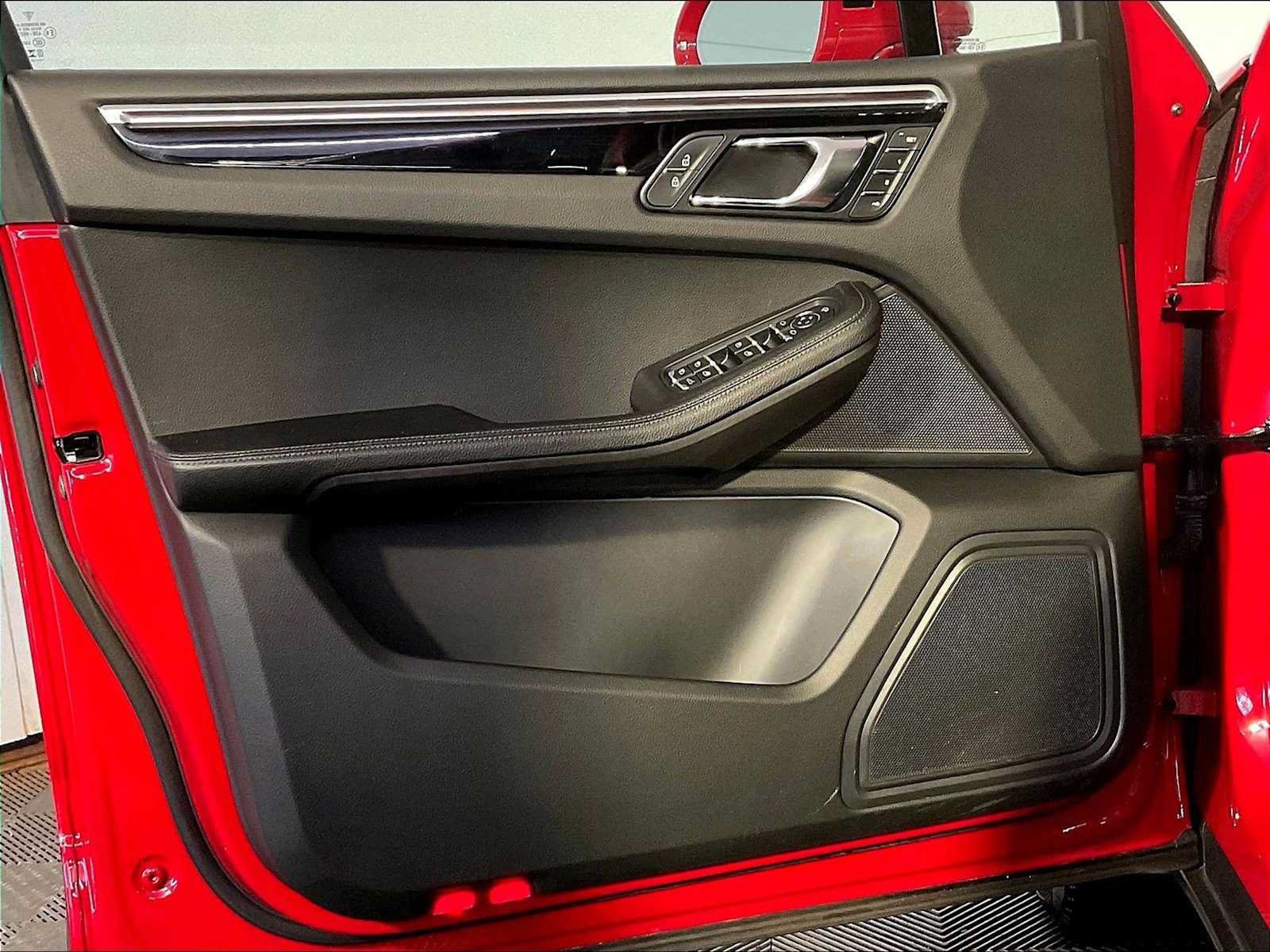 Certified 2023 Porsche Macan AWD/4WD image 25