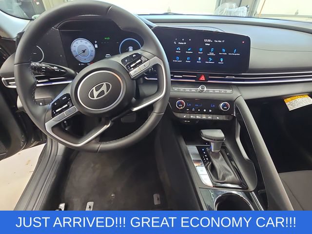 Used 2025 Hyundai Elantra SEL w/ Cargo Package FWD image 16