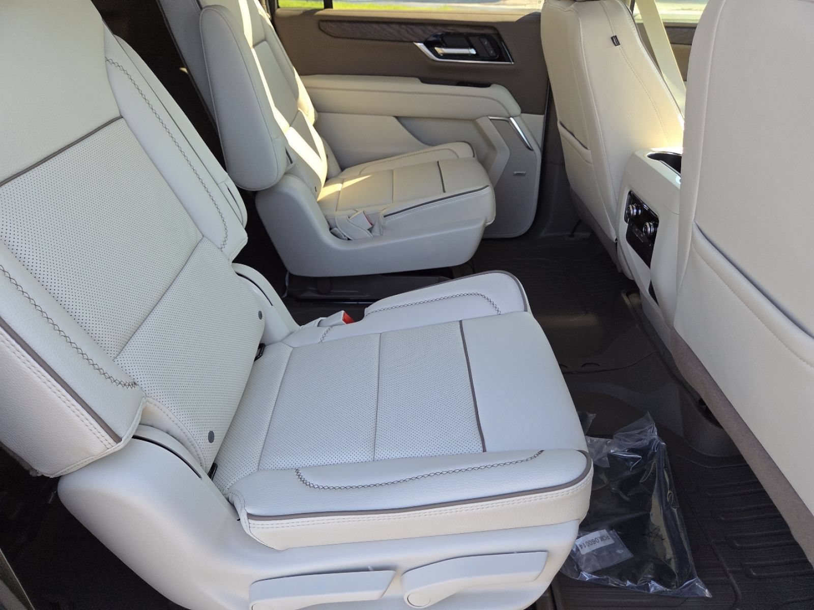 New 2026 GMC Yukon XL Denali w/ LPO, Floor Liner Package AWD/4WD image 25