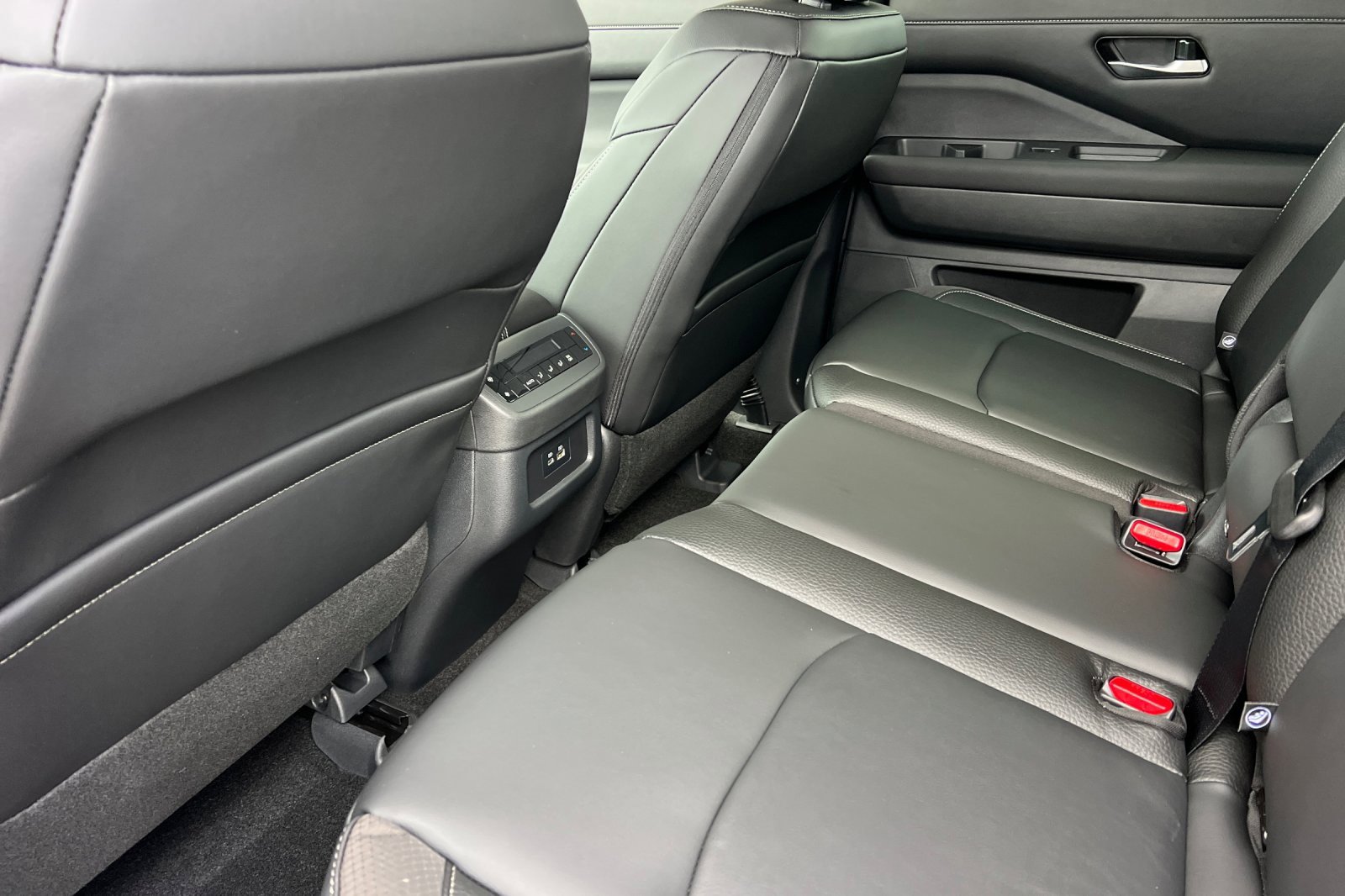 New 2025 Nissan Pathfinder SL w/ Lighting Package (N92) image 14