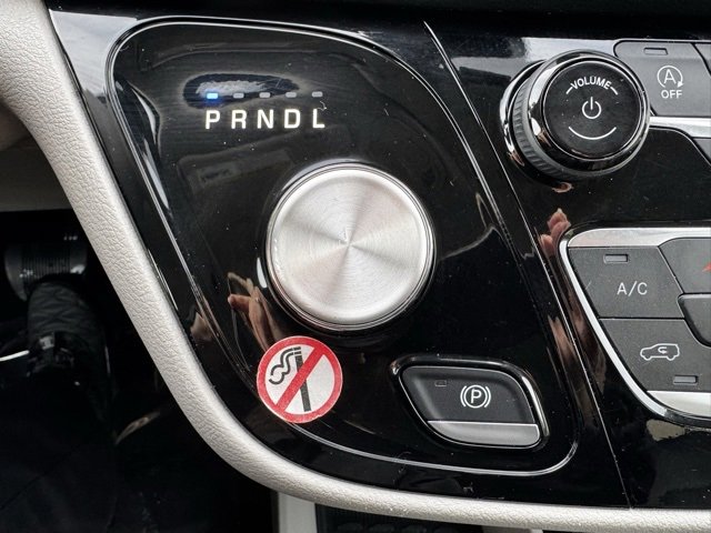 Used 2024 Chrysler Pacifica Touring-L image 13