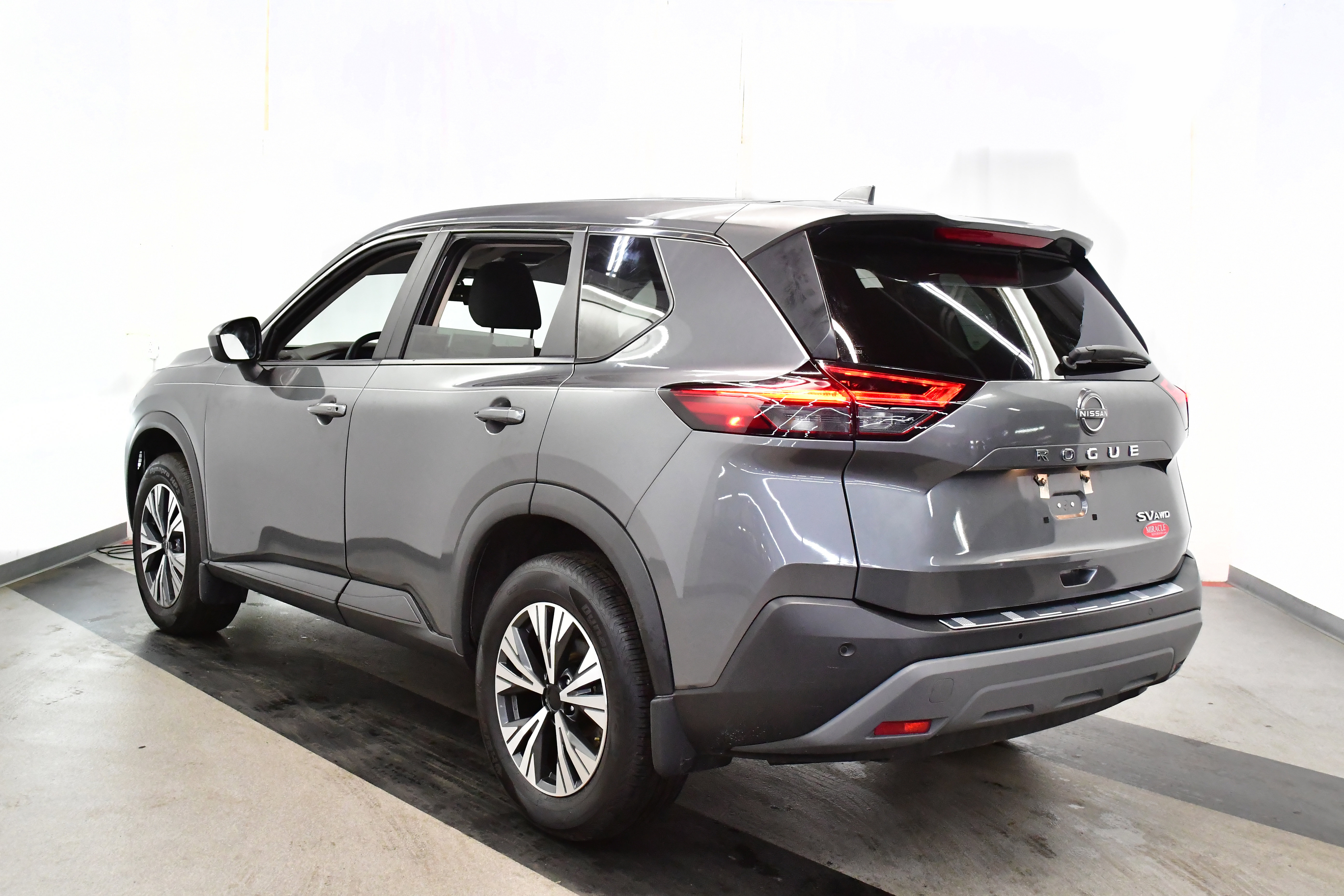 Used 2023 Nissan Rogue SV image 8