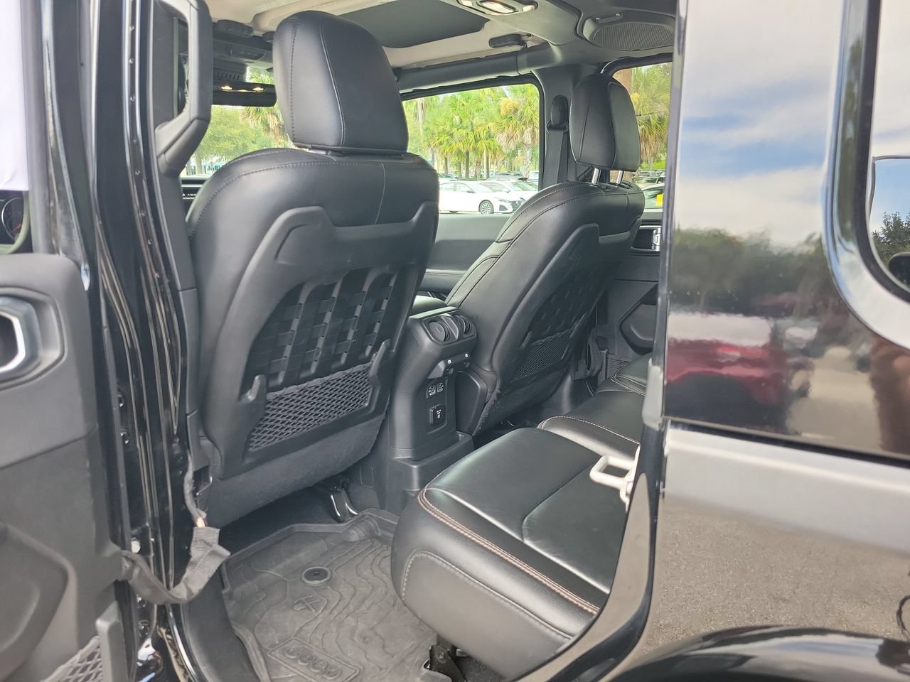 Used 2022 Jeep Wrangler Unlimited Rubicon w/ Dual Top Group AWD/4WD image 8